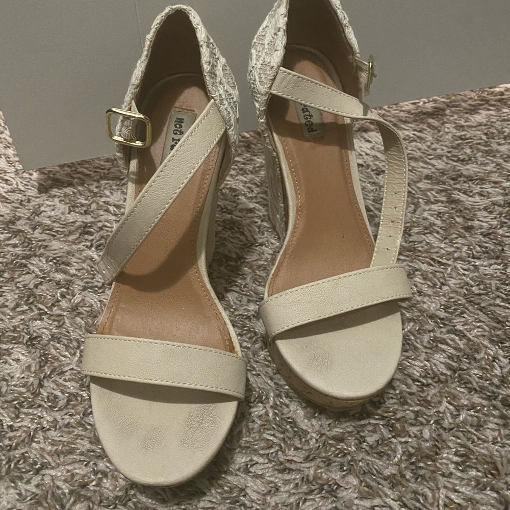 Lace wedge